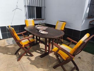 Mesa y 4 sillas de madera con cojines