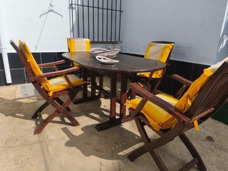 Mesa y 4 sillas de madera con cojines