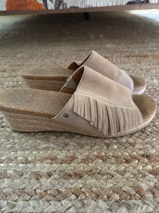 Sandalias UGG Beige con Flecos