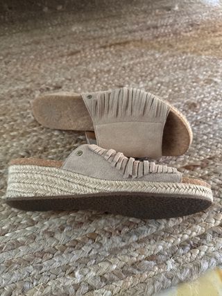 Sandalias UGG Beige con Flecos