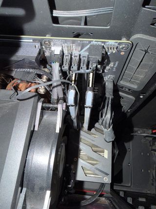 PC Gaming de sobremesa con monitor gaming samsung.