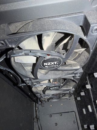 PC Gaming de sobremesa con monitor gaming samsung.