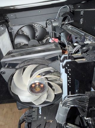 PC Gaming de sobremesa con monitor gaming samsung.