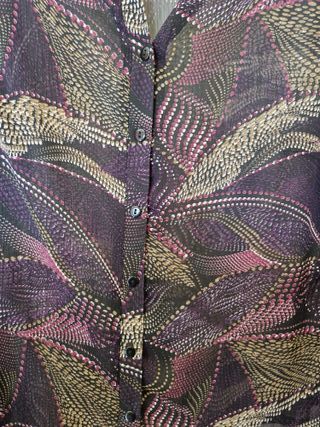 Camisa estampada morada y negra