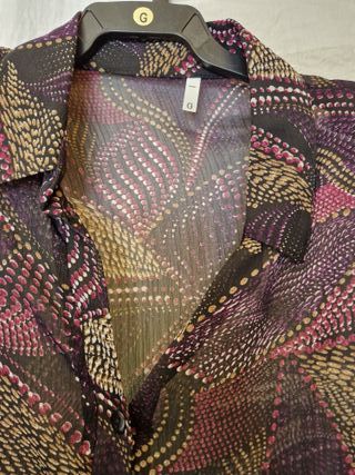 Camisa estampada morada y negra