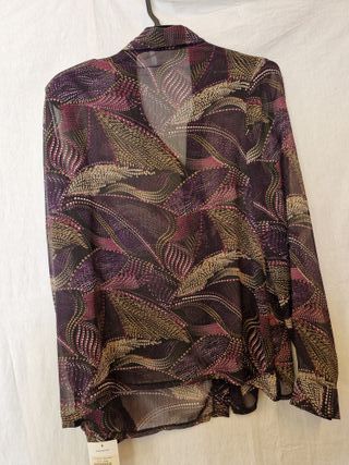 Camisa estampada morada y negra