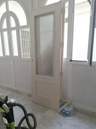 Puerta maciza blanca con marco