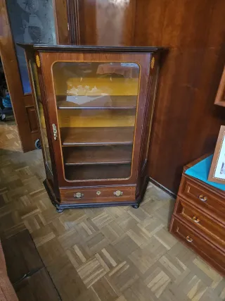 Mueble expositor de madera y cristal