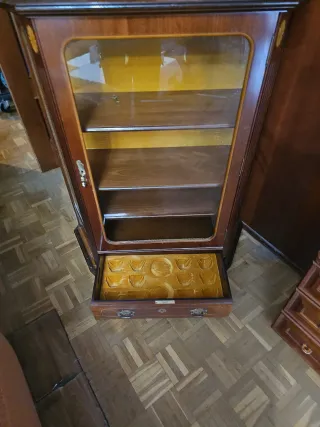 Mueble expositor de madera y cristal