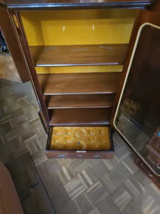 Mueble expositor de madera y cristal