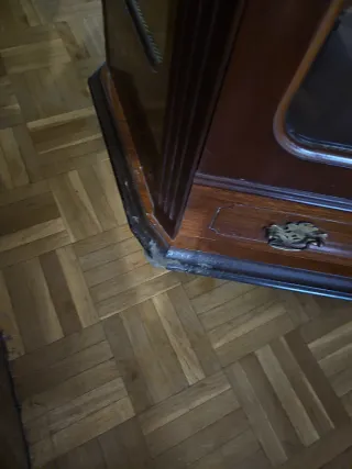 Mueble expositor de madera y cristal