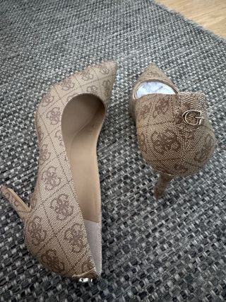 Zapatos de tacón Guess monograma