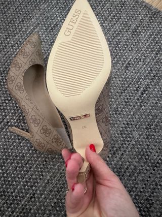 Zapatos de tacón Guess monograma