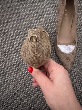 Zapatos de tacón Guess monograma