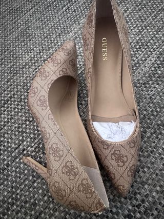 Zapatos de tacón Guess monograma