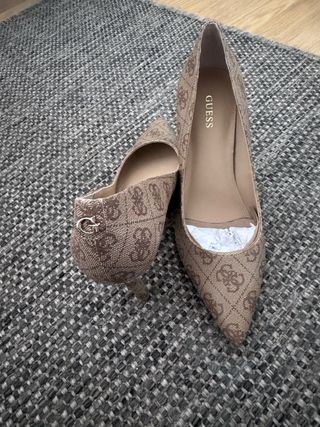 Zapatos de tacón Guess monograma