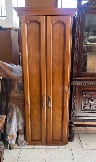 Armario de madera con puertas