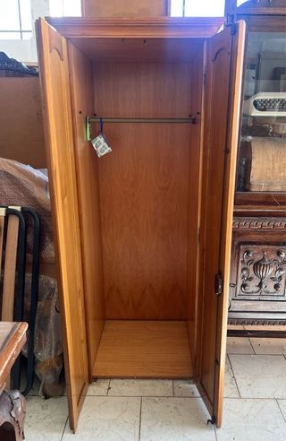 Armario de madera con puertas