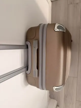 Maleta de viaje rígida color dorado