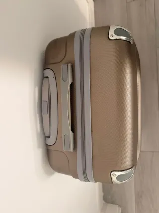 Maleta de viaje rígida color dorado