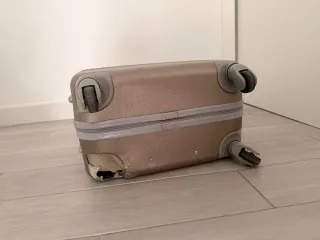 Maleta de viaje rígida color dorado