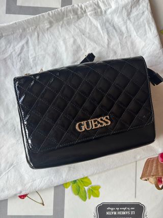 Bolso Guess Negro Acolchado Cadena Dorada