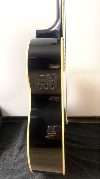 Guitarra electroacústica negra +funda +accesorios