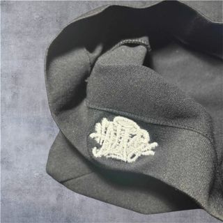 Berretto nero con logo bianco nuovo mai usato