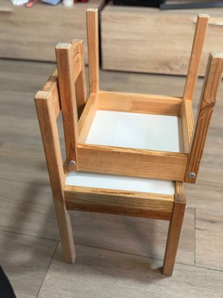 2 Sillas pequeñas de madera