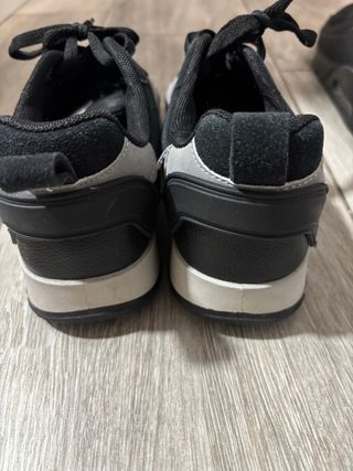 Zapatillas deportivas negras y plateadas