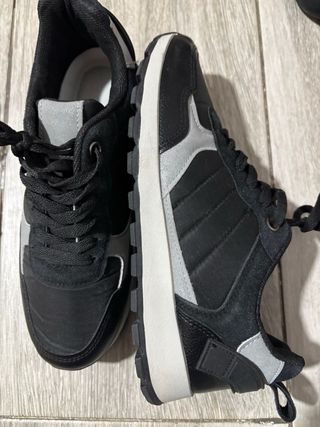 Zapatillas deportivas negras y plateadas