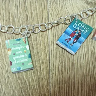 Cadena con dijes de libros hechos a mano