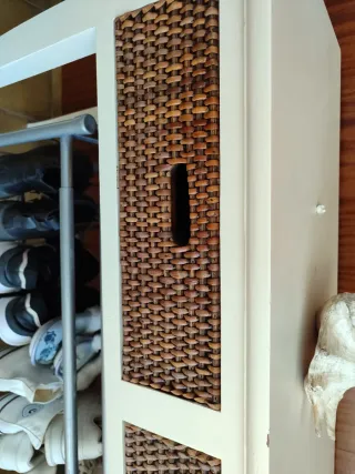 Comoda bianca d'ingresso con cesti