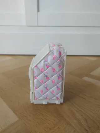 Set di armadi e cassettiera per vestiti Barbie