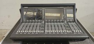 Yamaha DM7 con Flightcase