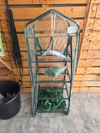 Invernadero de jardín con estantes