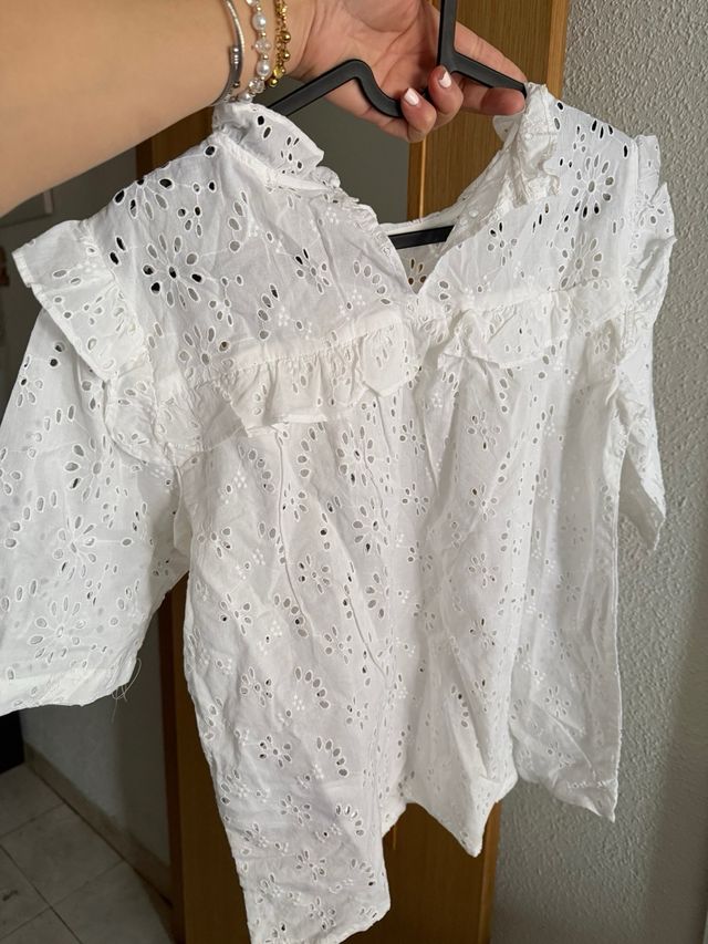 Camisa blanca bordada con volantes