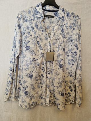 Camisa estampada floral azul y blanca