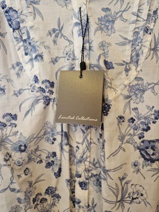 Camisa estampada floral azul y blanca