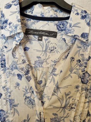Camisa estampada floral azul y blanca