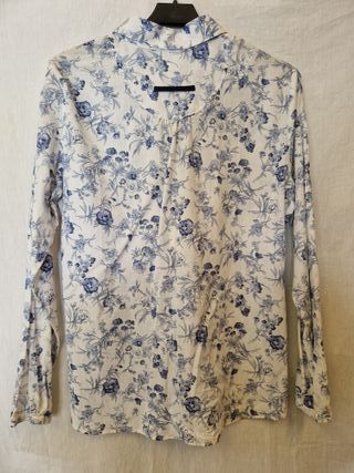 Camisa estampada floral azul y blanca