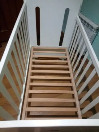 Cuna infantil con diseño de dinosaurio