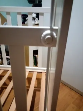 Cuna infantil con diseño de dinosaurio