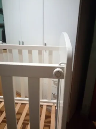 Cuna infantil con diseño de dinosaurio