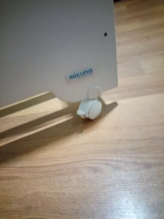 Cuna infantil con diseño de dinosaurio