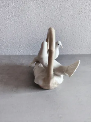 Figura de palomas en cesta de cerámica