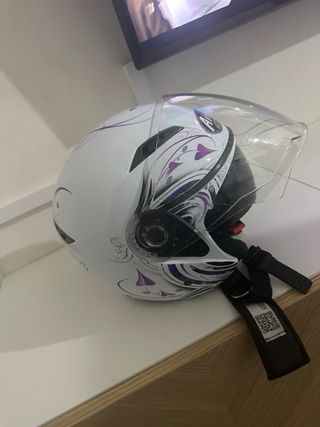 Casco de moto blanco con diseño