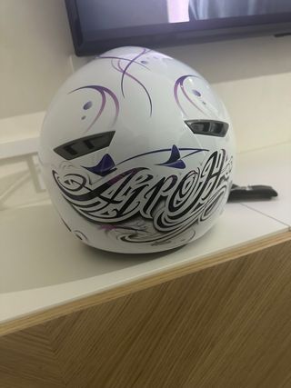 Casco de moto blanco con diseño