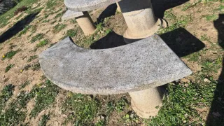 Mesa y bancos de piedra