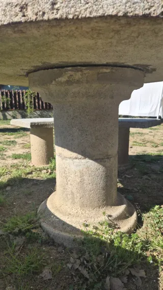 Mesa y bancos de piedra